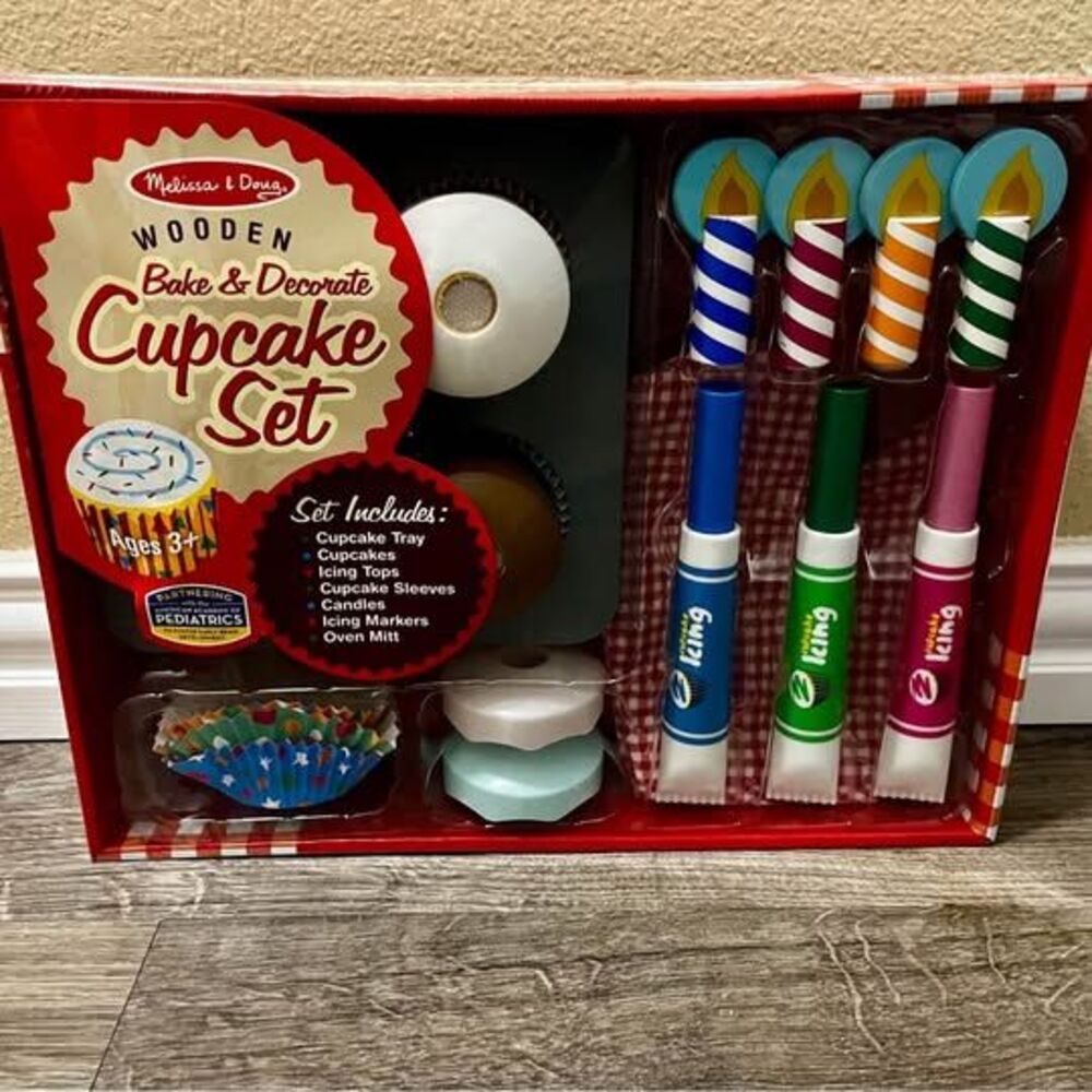 NEW Melissa & Doug Wooden
Cupcake  Set